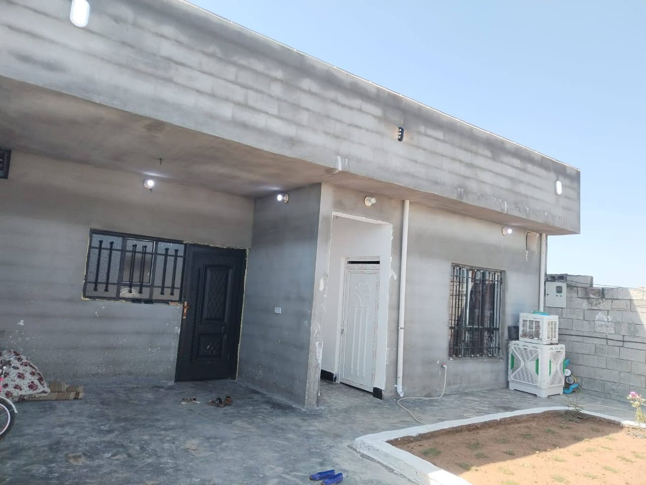‏بيت للبيع مساحة 225 متر قرب بيت دكتور ياسين على  قريب على المدرسة يحتوي البيت على غرفتين 5×4 و هول 4×4 و ربعة 6×4 
‏مطبخ 5×4 
***********
