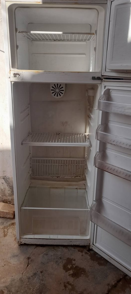 ثلاجة شغالة ماطور ابلادي
تبريد نص ونص ماعرف غاز أو ليك حجم ١٦ 

السعر ٥٠ ألف وبالعافية ***********
