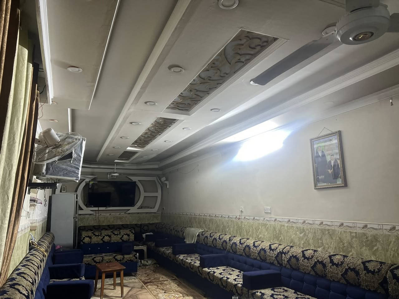 دار للبيع موقع حي الكراد شارع 60 قطاع 57مقابل 56يحتوي ع ستقبال 11متر وهول 5في 5 )+غرفت نوم ومطبخ مع الصحيات +طابق الثاني يحتوي ثلاث غرف نوم مع صحيات ومطبخ    تواصل مع هاذ الرقم (***********)سعر 370بي مجال
