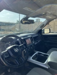 السلام وعليكم دوج رام كلاسك باب طويل بدي قصير موديل 22 السياره وارد كن...