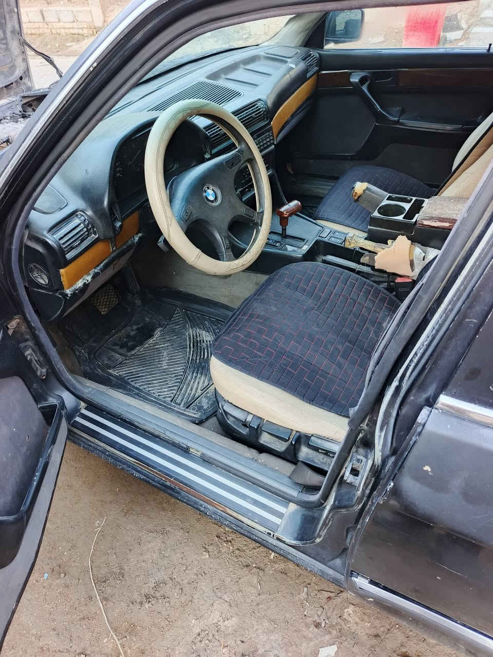 السلام عليكم بي إم 735رقم بغداد حائز ثالث وكاله أو بصمه منل شرعي محرك جديد، كير حاويه جديد تخم تاير جديد تبريد شغال كير أوتو جام كهرباء، موديل ١٩٨٨,سلايت شغال، سياره جاهزه السعر ٢٧,مكان السياره بغداد الدوره، ***********,
