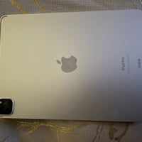 ايباد 11برو m2الجهاز نضافته 99ب الميه ذاكره 128بطاريه 91الشاشه 144هيرت...