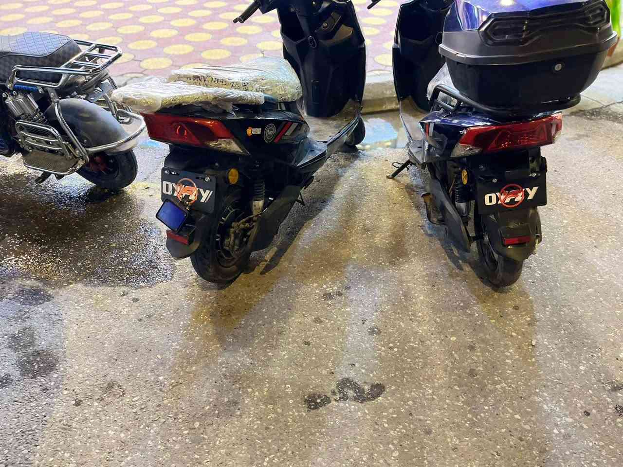 موطورات شحن للبيع. الاسود. 400. نيلي 450.  تواصل عل رقم. *********** كلشي شغال مستعجل عل بيع الشراي خاص او رقم
