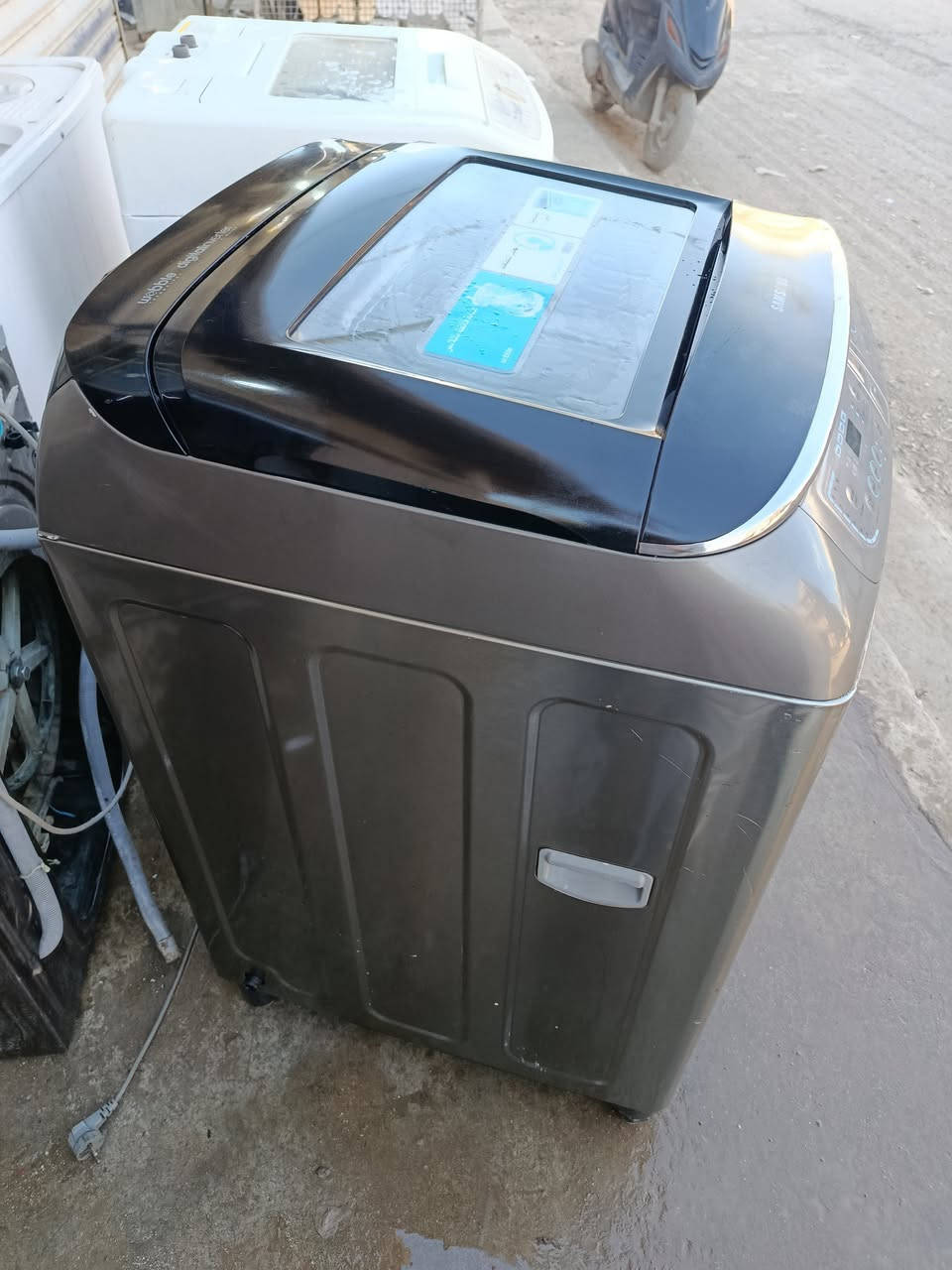 غسالة أوتوماتيك سامسونج عالبلاد وضمان سنة حجم كبير ١٨ (18) بسعر 
٢٥٠ الف 
بيها ذاكرة يعني اذا تطفى الكهرباء وترجع تكمل برنامج ما تعيد من البداية 
بيها قفل باب حماية للاطفال 
لون فضي مرغوب 
توصيل مجانا داخل بغداد 
***********
بغداد دورة المهدية الاولى عبدالعزيز للغسالات
