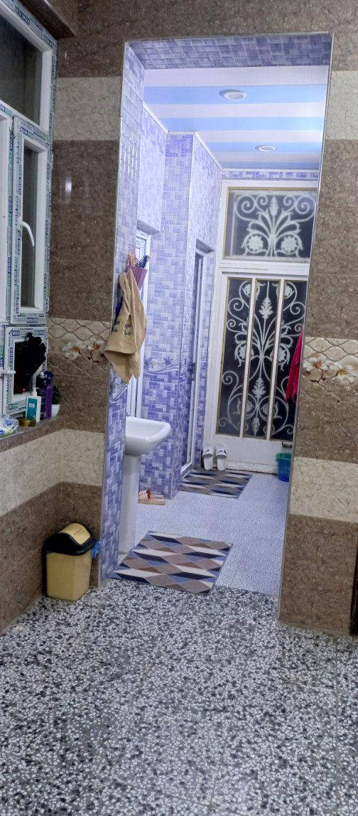 بيت طابو صرف مساحته 140م يحتوي على طابقين الطابق الاول: 
كراج و مجمع صحيات خارجيه ومطبخ واستقبال وهول 7.5×5 وغرفة نوم ومجمع صحيات تواليت وحمام ومنورين خلفي وجانبي 
الطابق الثاني: 
غرفة نوم وصحيات داخلية يعني نظام سويت وهول بنفس مساحة هول الطابق الارضي وسطحين . 
اخوان البيت بناء حديت باجود المواد 
الموقع حي السلام / قرب مدرسة الريادة الاهلية يقع على شارعين عرضهما 20م مقابيله ساحة تابعة للمالية يعني تكدر تستغلها حديقة ومتوفره كافة الخدمات  لمعرفة السعر الاتصال على الرقم *********** علماً اني صاحب العقار...
