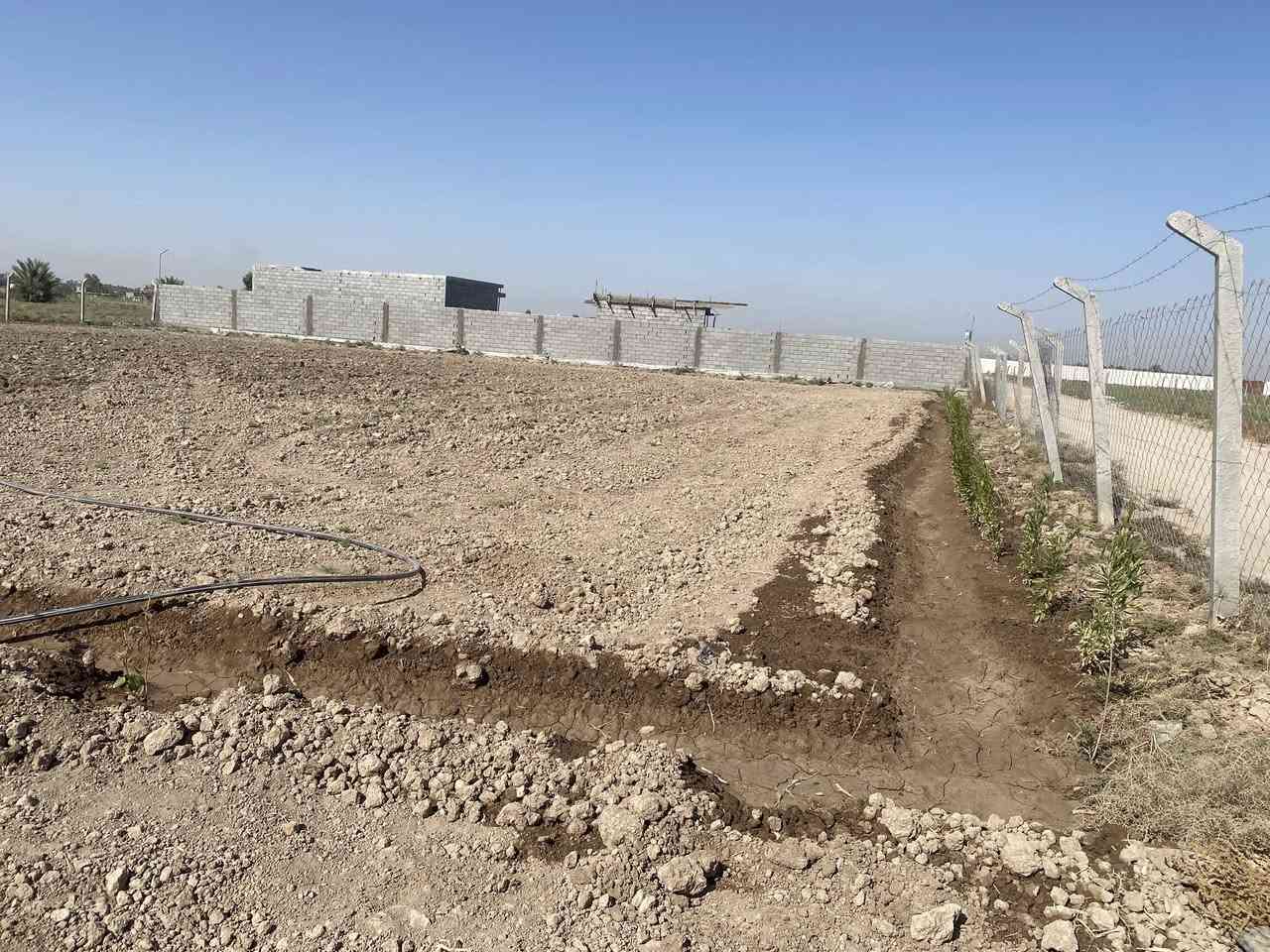 السلام عليكم 
دونم للبيع سند 25 بأسمي مسيج BRC وبيها ضلع كامل مسيج بلوك ارتفاع 2.5متر
منطقة ابو غريب /السميلات قريب على السكن والخدمات 

***********
