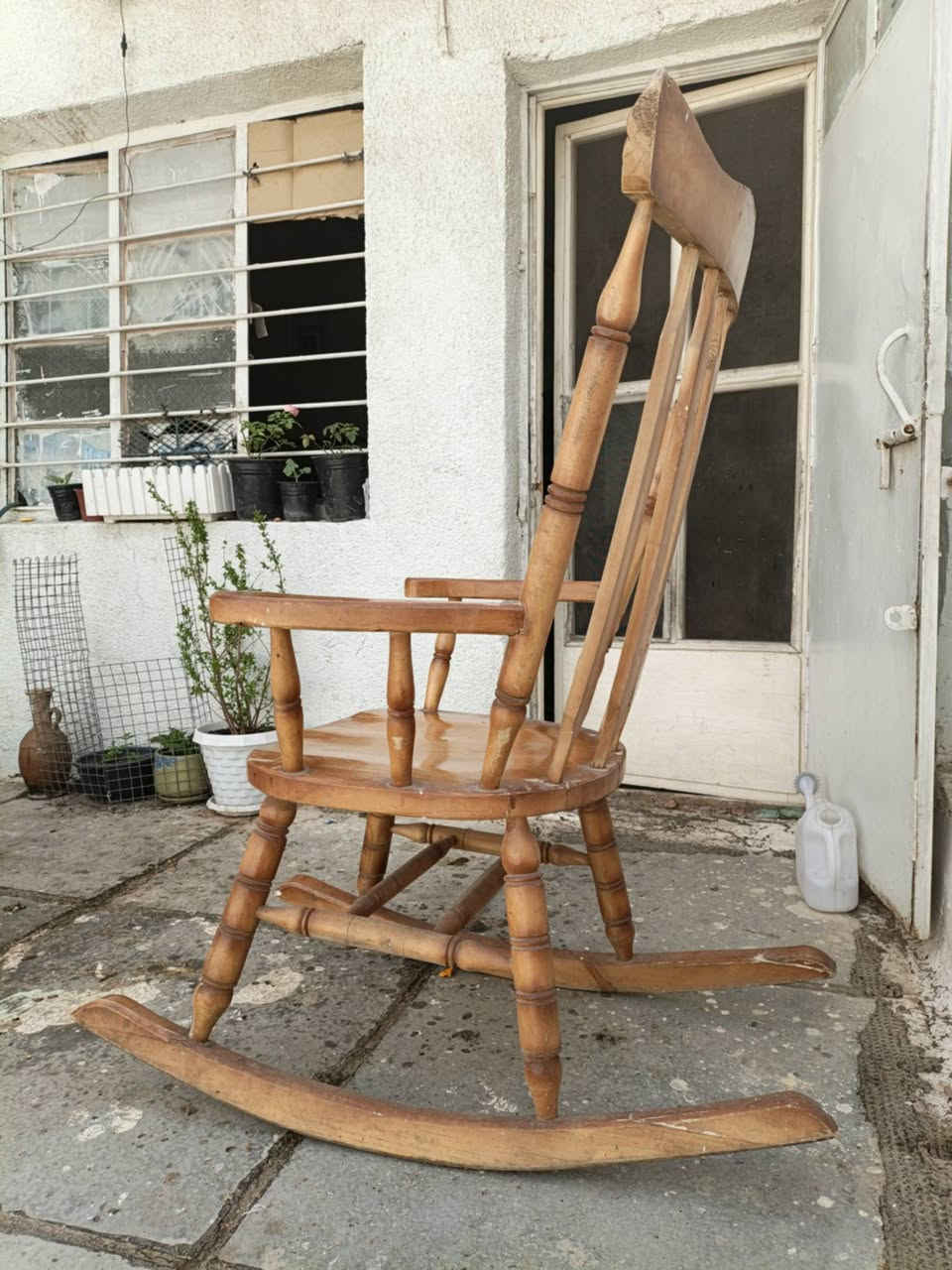 كرسي هزاز Rocking Chair خشب طبيعي متين وثقيل
الحالة: مستعمل نضيف، مابي كسر ولا واهس. بس يحتاج مسحة زيت ويرجع جديد

المميزات:
1. خشب صلب يتحمل وزن عالي 
2. تصميم كلاسيكي يمشي ويه ديكور البيت والحديقة والكوفي
3. مريح للظهر، تقره عليه وتشرب جاي براحتك

المكان: [بغداد ]

اللي يريده يراسلني خاص، أول تعليق "حجز" إله الأولوية


**إذا كنت صاحب هذا الإعلان وتريد حذفه لأي سبب، رجاءا أرسل رسالة إلى الدعم الفني**