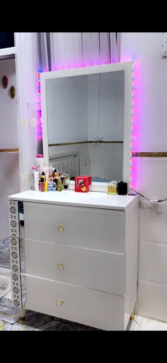 سلام عليكم غرفه نوم تركي اصلي نظيف جدا 5 قطع ويا دوشك 6 قطع كنتور 6 باب مترين ونص سعر ويا توصيل وشد 450 العنوان كلار عدنه توصيل فقط خانقين جلولاء قره تبه سعديه كلمن يرده يتصل على الرقم ***********  عندي غير موديل هم
