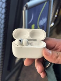 متوفر للبيع ايربود الجيل الثالث البرو (PRO) التك الايسر (L) وكيس سماعة...