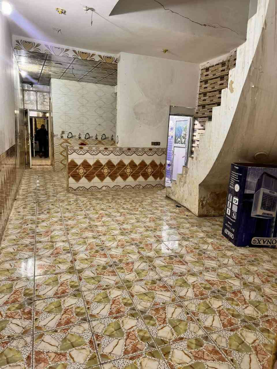 السلام عليكم

بيت للإيجار بشارع المطار خلف مول جوهرة العرب يتكون من استقبال وغرفة ومطبخ وصاله وصحيات داخل البيت وخارجه البيت نضيف ومابيه اضرار 
السعر 250 قفله


**إذا كنت صاحب هذا الإعلان وتريد حذفه لأي سبب، رجاءا أرسل رسالة إلى الدعم الفني**