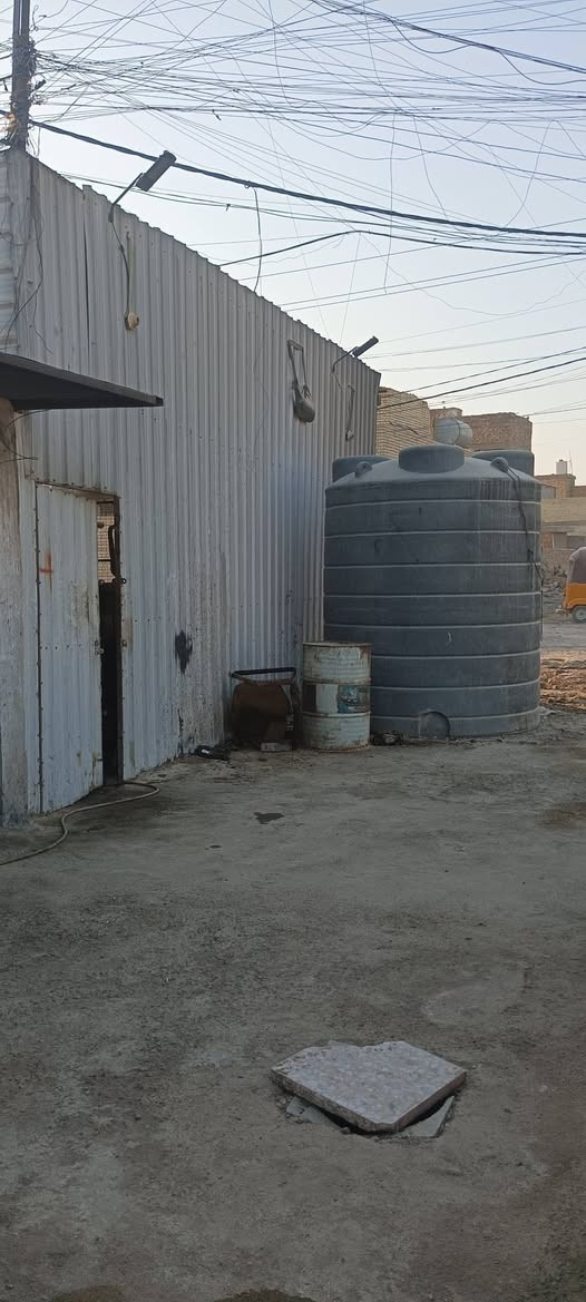 السلام عليكم  بيت معى المولد للبيع بغداد مدينة الصدر 
منطقة الدسيم شارع حسينية شيخ وهاب مولدة علي العتابي 
البيت ركن مال فرع البيت يحتوي ع غرفتين وصالة 
واستقبال ومطبخ البيت نضيف خير من الله كاشي سيراميك 
بياض ملاحظة البيت معى المولد للبيع للاستفسار ‏‪***********‬‏ //////*********** مساحة البيت 200متر واجها 10نزال 20
