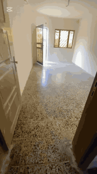 بيت للايجار  مساحته 80م في حي القاهرة خلف مجمع ايهاب يحتوي على طابقين الطابق الاول غرفه وصاله ومطبخ وخدمات وطرمه والطابق الثاني غرفتين وسطح ناصي وسطح عالي ايجاره 750 وبيه مجال ***********
