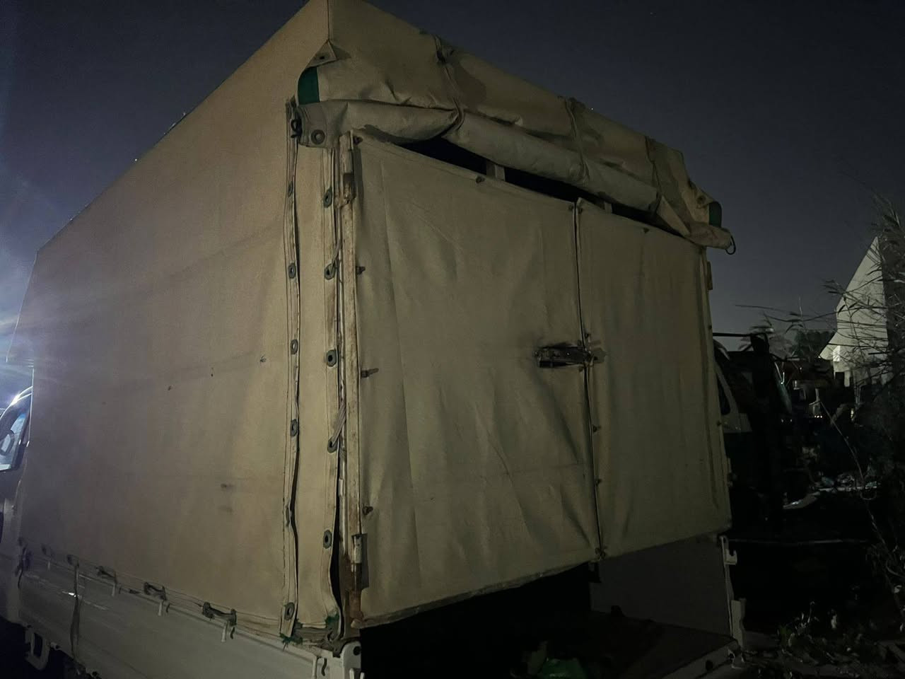 محجر كيا نثيه هوة و الجادر ماله المحجر نظيف وما مستعمل هواي الشراي يتصل *********** اتصال فقط رجاء
