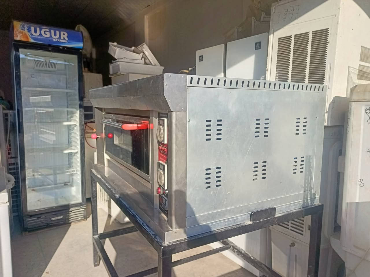 غراض مطعم للبيع فرن كهربائي غازي عارضه براد استعماال فقط ثلاث اشهر النضافه100%للتواصل اتصل على الرقم ***********
