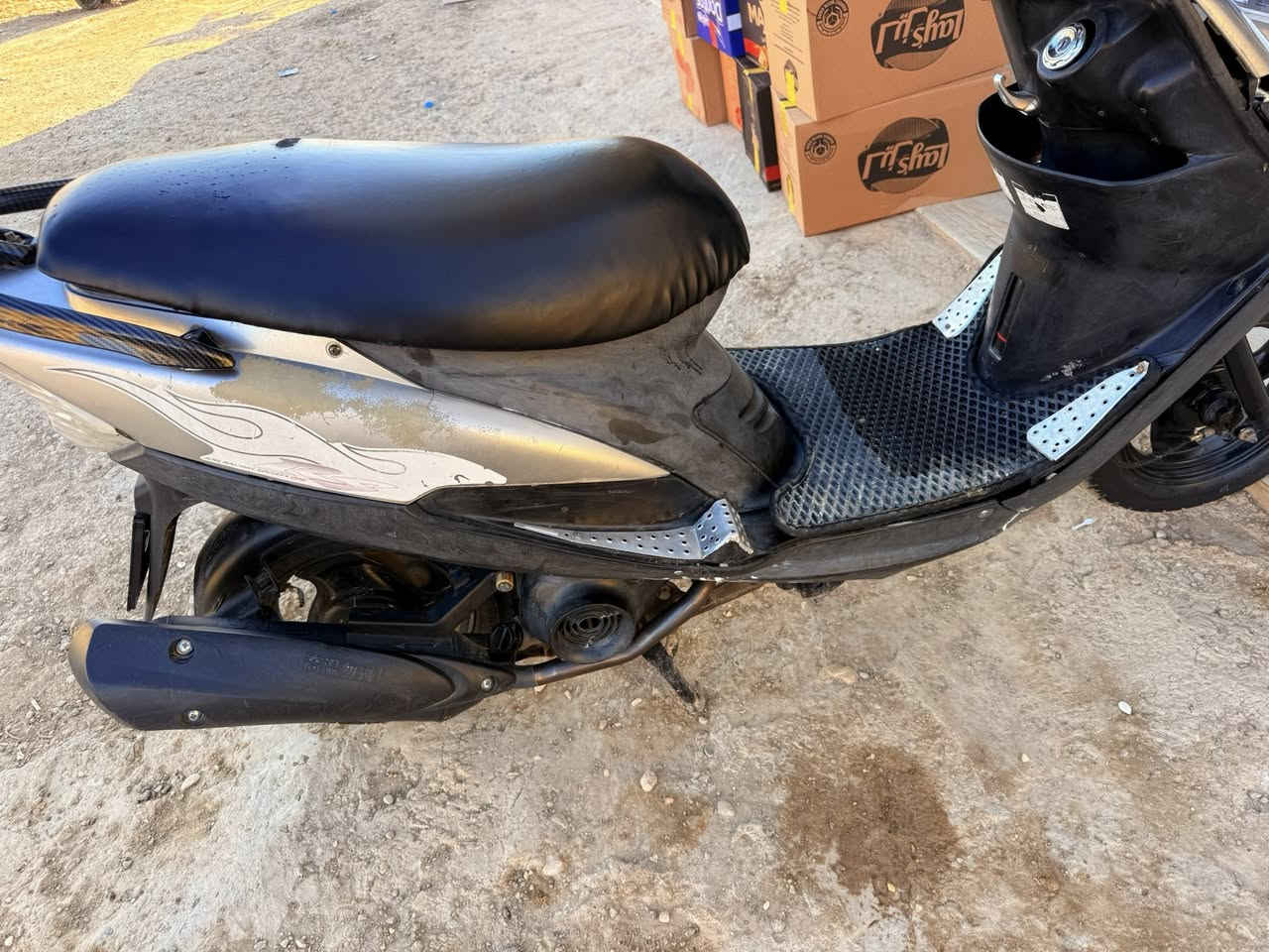 سلام عليكم دراجه ماكس للبيع نضيفه  وجديد عراضه كله بلاديه مكاني كوت خاجيه ***********
