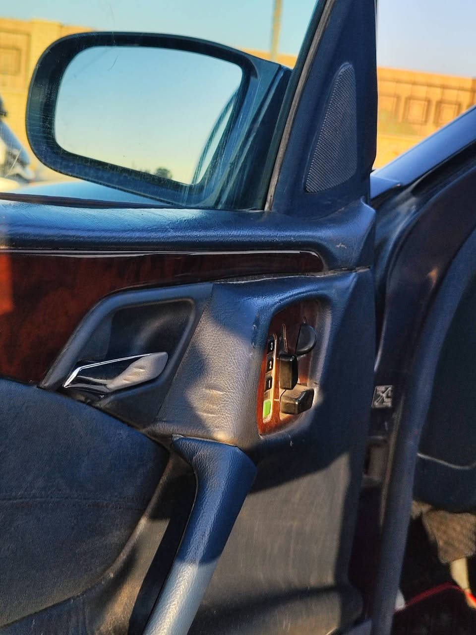 مرسيدس ام عيون E320
موديل 1995 
رقم بغداد مشروع وطني سنوية للنهاية 2026 
تحويل او  وكاله ثاني يوم 
المواصفات:-
محرك بلادي 6 سلندر خراطيم لا تنقيص ولا تبخير 
التبريد ثلج فول الفول 
مصبوغه عام للجمالية وحكم الموديل
تخم تاير جديد 
گير ومحرك شرط فول الفول 
فتحه سقف 
كشنات اماميه كهرباء وضعيات خزن 
كشنات امامية تدفئة 
المري الجانبية كهرباء 
مراية خلفية تعتيم 
برده خلفية كهرباء 
تچوات رأس خلفية كهرباء
السعر 85 وبيها مجال 
مكان السياره.. صلاح الدين/سامراء
رقم الهاتف ***********
