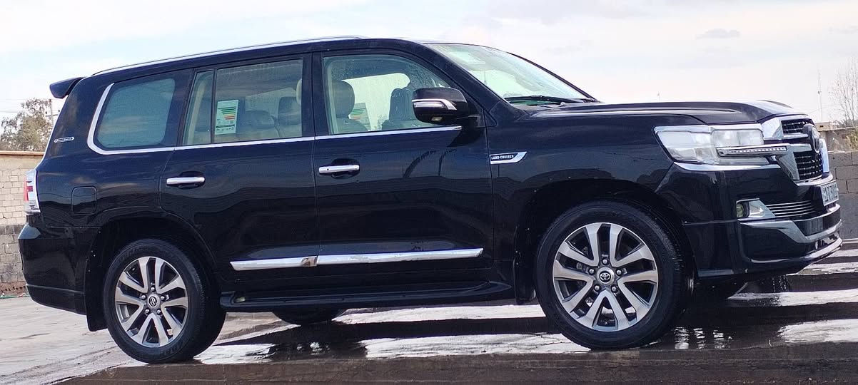 #جديده ونشطه جدا
لاندكروز 2015 رقم بغداد  فقط قطع التحديث شرط بدون حادث والباقي مكفوله محرك وكير شركه حدادية 100٪. ماينقصه برغي السعر 365 ورقه. 
ترهم مراوس  وحسب  القناعه.او مراوس بلون ابيض رقم الهاتف ***********
