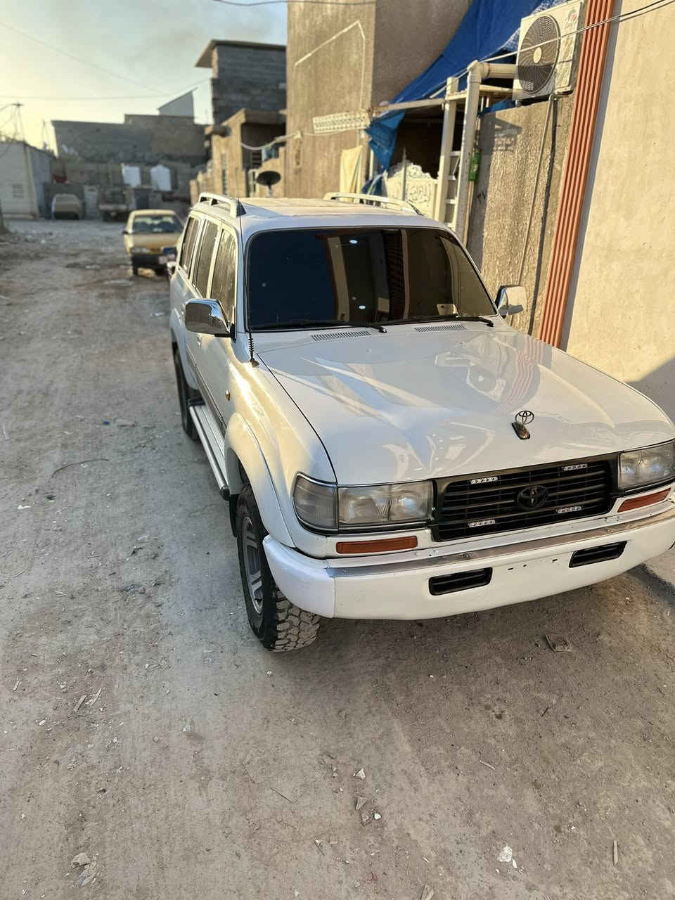 يا الله سلام عليكم لاندكروزر موديل 1996 للبيع السياره خير من الله تعميرها جديد صار شهرين تعمرت مال جناي من الدعاميه للدعاميه مابيها نقص كير ومكينه محورات خير من الله كير مال برادو لوكير يشتغل بس اني لغي صبغ جماليه حزام لا حادث ولا ضربه رقمها سليمانيه تحويل مباشر ماسوي وكاله كبل احولك مكانها بغداد الشعب عارضها 85 ورقه وبيها مجال  رقم ***********
