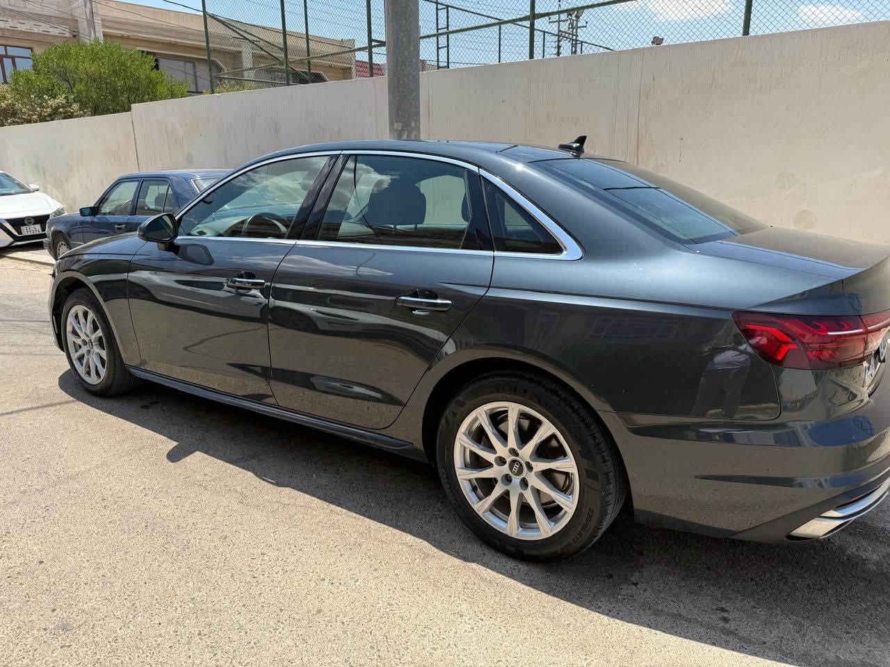 للبيع 2022  Audi A4 TFSI Quattro Premium 
السعر:170 ورقه وبيها مجال
* المحرك: 2.0 TFSI تيربو 4 سلندر
* القوة: 261 حصان
* ناقل الحركة: S tronic أوتوماتيك 7 سرعات
* نظام الدفع: Quattro رباعي
* تسارع 0-100 كم/س: 5.8 ثانية تقريباً
* فتحة سقف كهربائية
* كاميرات أمامية وخلفية
* حساسات أمامية وخلفية
* شاشة معلومات وترفيه كبيرة
‏* Apple CarPlay و Android Auto
* تشغيل بصمة وستارت/ستوب
* مثبت سرعة
* مقاعد جلد
* تكييف أوتوماتيك ثنائي المناطق
* إضاءة LED أمامية وخلفية
* مرايا كهربائية مع طي كهربائي
* جنوط ألمنيوم رياضية
* نظام مانع انزلاق وثبات إلكتروني
* وسائد هوائية متعددة
* نظام مراقبة ضغط الإطارات

السيارة بحالة ممتازة، محرك وگير وشاصي بحالة جيدة، جاهزة للفحص.
عدد الكيلومترات: (50 الف)
اللون:(اسمنتي)

الاضرار:
جامغ ايمن معدل بارد
وجاملغ ايسر بي طعجة معدلة والشخوط مصبوغه تكحيل

موقع السياره اربيل 
الرقم:***********
