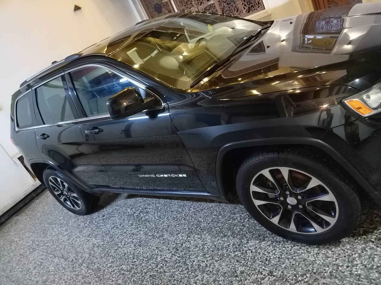 سلام عليكم
جيب گراند شيروكي لاريدو 2016 ستة سلندر مكينة 3600 ماشية 266 ألف رقم سليمانية مكفولة من فتح المكينة والگير والحدادية كلها جديدة بيها فقط بارد بجاملغ الايسر وأجزاء من الصبغ بـصندوق والجاملغ الخلفي الايمن والباب الخلفي الايمن فقط كما موضح في السونار المرفق مع الصور وأستعمال شخصي 
مكاني بغداد 
الرقم: ***********
