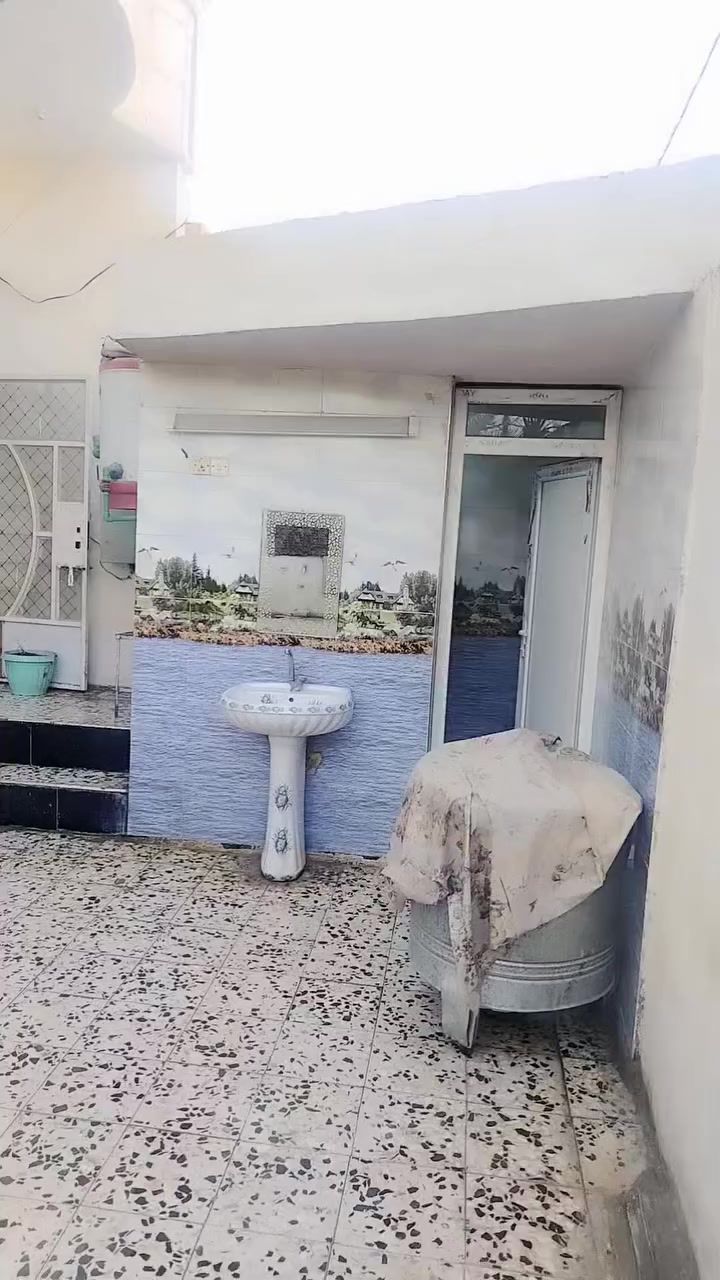 بيع مستعجل سعر منساب جدااا
السلام عليكم للبيع مساحه ٢٠٠ زراعي في قريه الحاج ناصر بيت خير من الله كامل مكمل من كلشي بناء سنه 2023 يتكون البيت من طابقين
محتويات الطابق الأول
صحيات خارجيه و صحيات داخليه
استقبال
صاله غرف نوم عدد 2
مطبخ
محتويات الطابق الثاني
نفس الطابق الأول تماما هم استقبال وصاله و غرف نوم عدد 2 و مطبخ يعني البيت مو واحد بيتين
الموقع/ المفرق قرب جامع الحاج ناصر في قريه الحاج ناصر 
ملاحضة البيت ركن و اعله بيت في المنطقة
للتواصل على الرقم ***********
