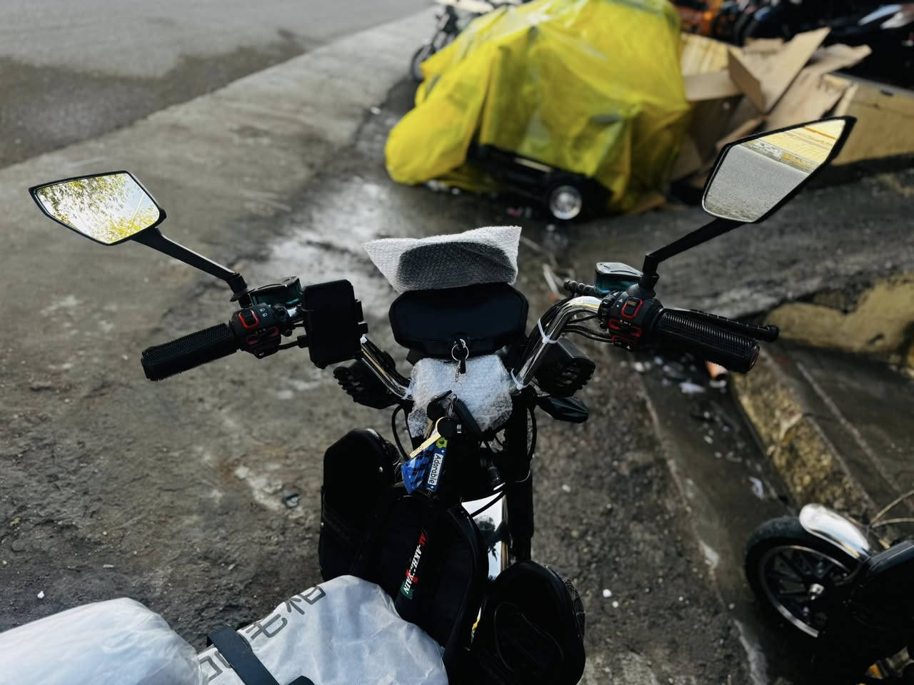 السلام عليكم للبيع اخوين 24 6 بطاريات الموطور نظيف البطاريات على الفحص للاستفسار ***********
 السعر 550
