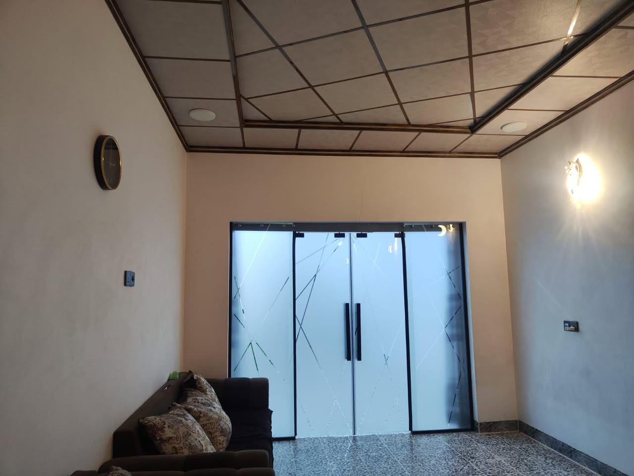 السلام عليكم 
للبيع
البيت سند طابو تلكيف 2026 . الكندي الثالثه  الشبكات 174. خدمات كامله 
الطابق الارضي غرفتين نوم صحيات مطبخ استقبال هول

الطابق الفوك غرفتين بيهم سويتات وهول بس بيه شويا نقوصات  السعر خاص .مكتب العبيدي للعقار الأتصال وألاستفسار ***********
