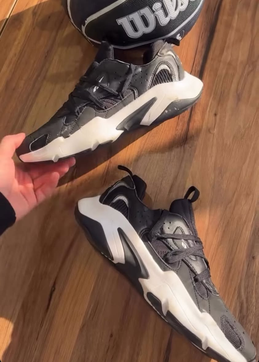 قطع حلوه ومرتبه الاسود reebok والاخر nike
قطع اصليه ميه بالميه نضيفه كلششش شوفه عينكم 
الاسود قياس ٣٩ سعر ٣٥ 
والنايك قياس ٤٣ سعر ٤٠ 
اصليات كلش نضيفات وقطع مرتبه 
***********
