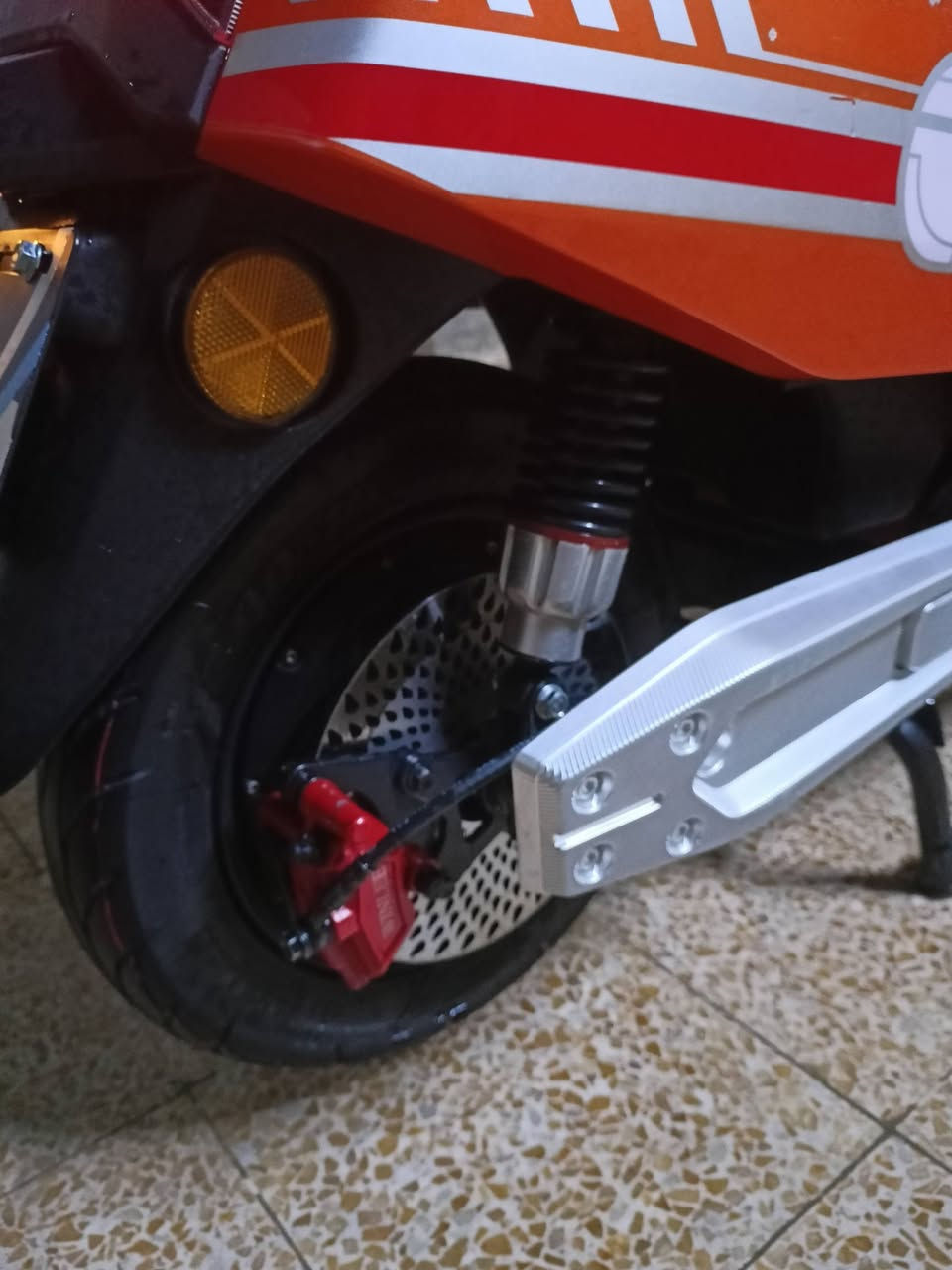 للبيع مستعجل دراجه شحن من شركة حيدر النيار 6بطاريات الاصلي مستعمل 4اشهر  بعدو بل باكيت بس بي مشكله بل يده اليسره مال الخلاط والهورن ب25  والنمر 3 ثابت سرعه 90 والباقي جديد السعر 800الف بي مجال بسيط  مكان موصل ايسر القوسيا للتواصل *********** بي وتساب
