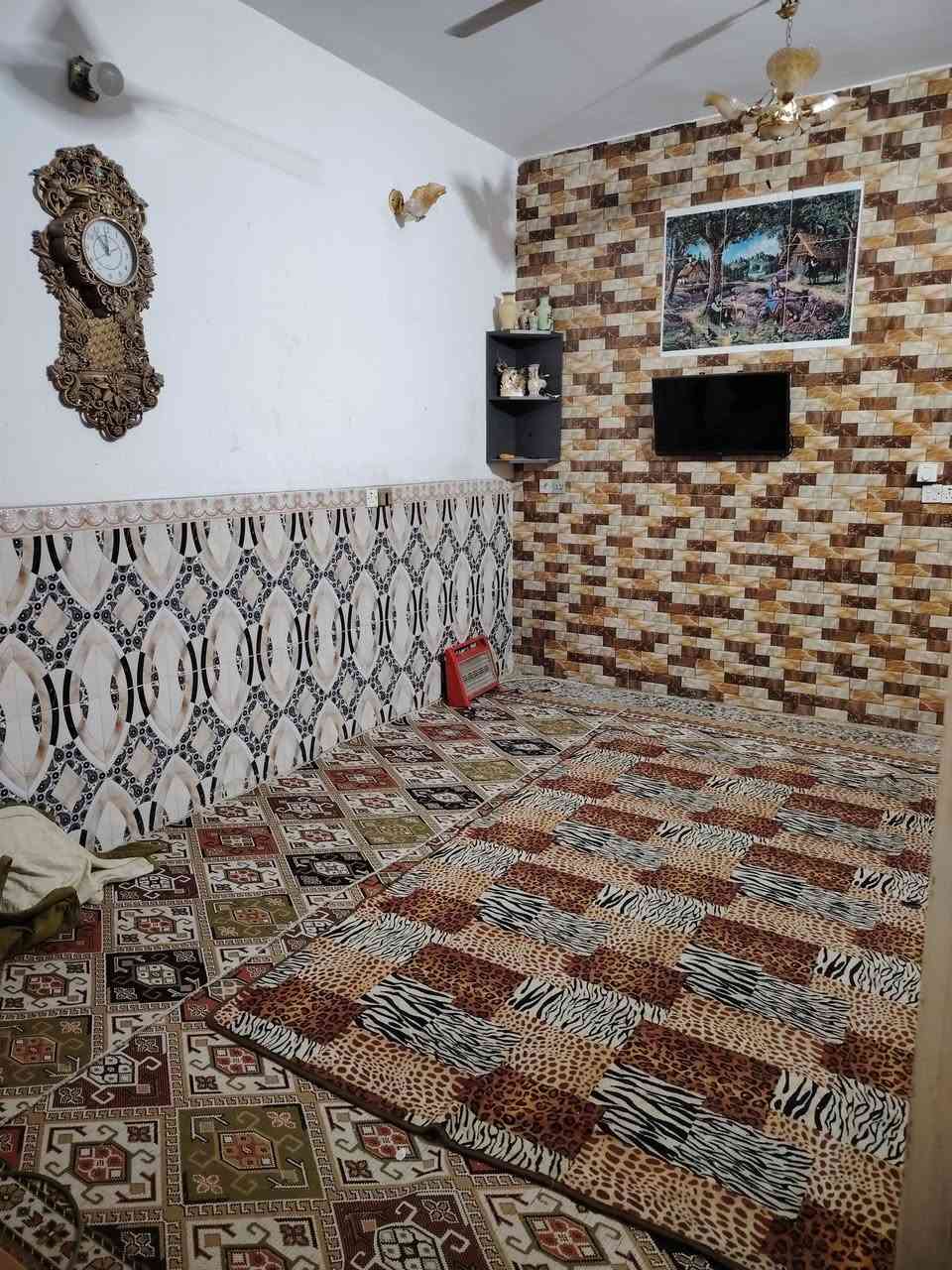 من رخصت الدمن المحترم
بيت للبيع مساحة ١٥٠ متر وجهية ٧ ونص ونزال ٢٠ متر 
شارع ابو سداد الحداد ثاني شارع عل تبليط المربع الثاني
وعرض الشارع ٢٠ متر 
البيت بناء حديث ٢٠١٨ 
يحتوي علئ مدخلين
الطابق الرضي يحتوي علئ ستقبال ومطبخ 
وحولي كبير وحمام ومنور خلفي ومنور بل حولي 
وحمام معزول وتواليت معزول 
وغرفتين نوم بل طابق الرضي 
الطابق الثاني يحتوي علئ ٤ غرف نوم 
حمام معزول وتواليت الصطح والبيتونة شتايكر وبيت حلو ومرتب واحلة من الصور تجي وتشوف التصوير بليل اعتذر 
الستفسار اتصل بل رقم البيت بي ٦ غرف نوم بناء درجة اولئ طابوك /***********/........***********
