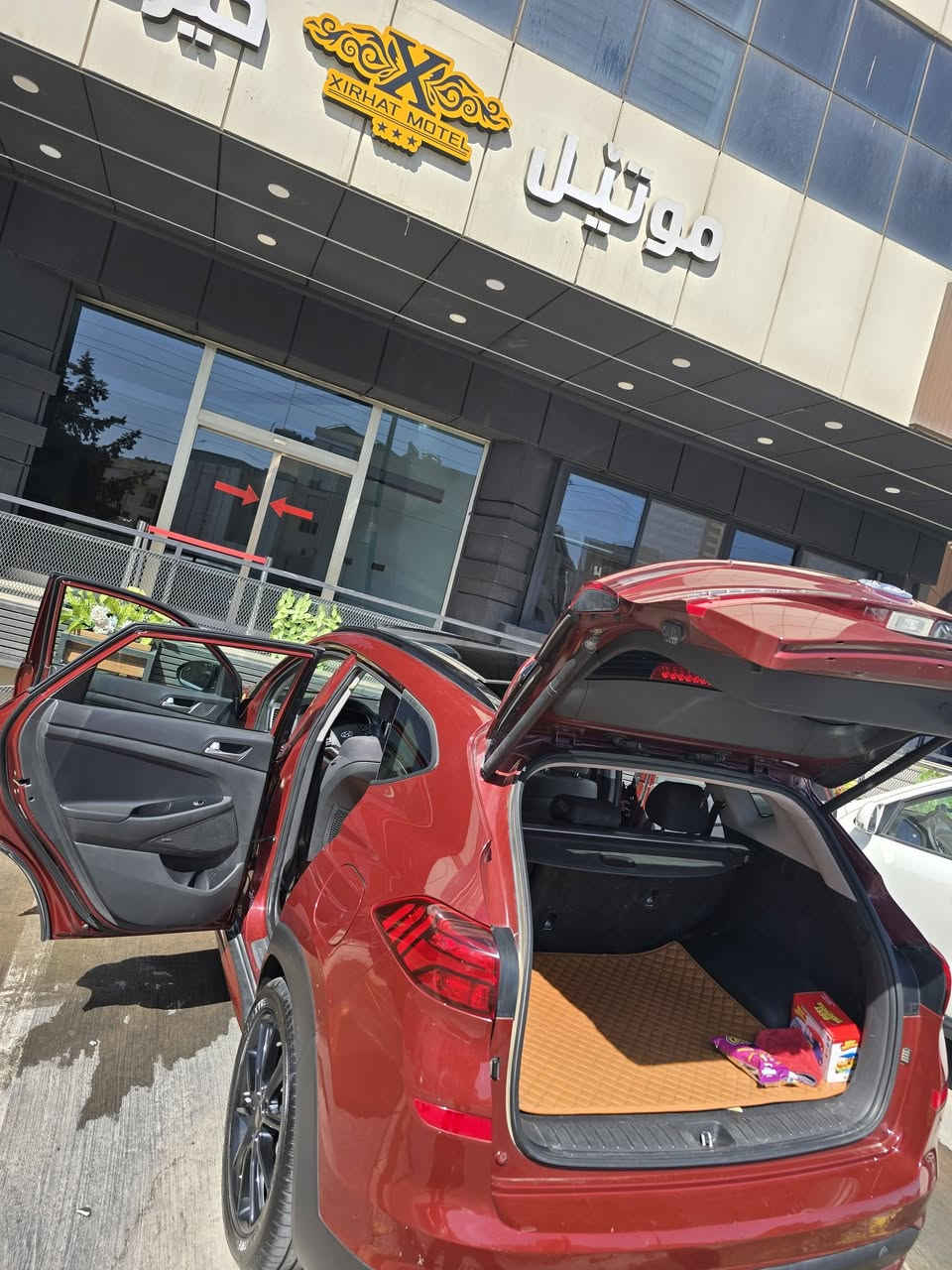 السلام عليكم
توسان ٢٠١٩ هاي تراك فول للاخير  
ماشيه ٦٢  حادثها دعاميه وشويه من البنيد 
السياره جديده بمعنى الكلمه  رقد بابل بأسمي 
السعر ١٧٥ وبيها مجال بسيط 
***********
