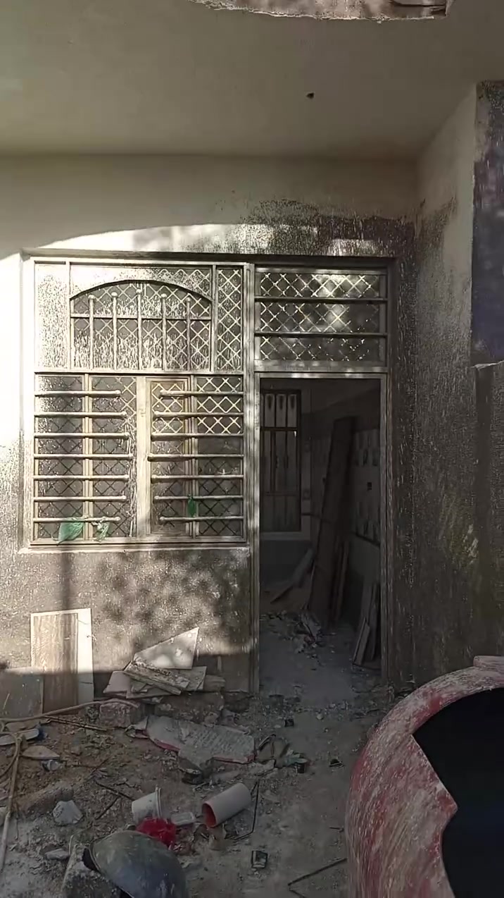 سلام عليكم بيت البيع 
المساحه 200متر
الموقع. حي الجوادين قرب المدرسه الصيني 
يتكون من اربع غرفه +استقبال ضيف+صاله كبير +صحيات داخلي وخارجي 
كامل مكمل عوزه كهربائية فقط
الاستفسار ***********
