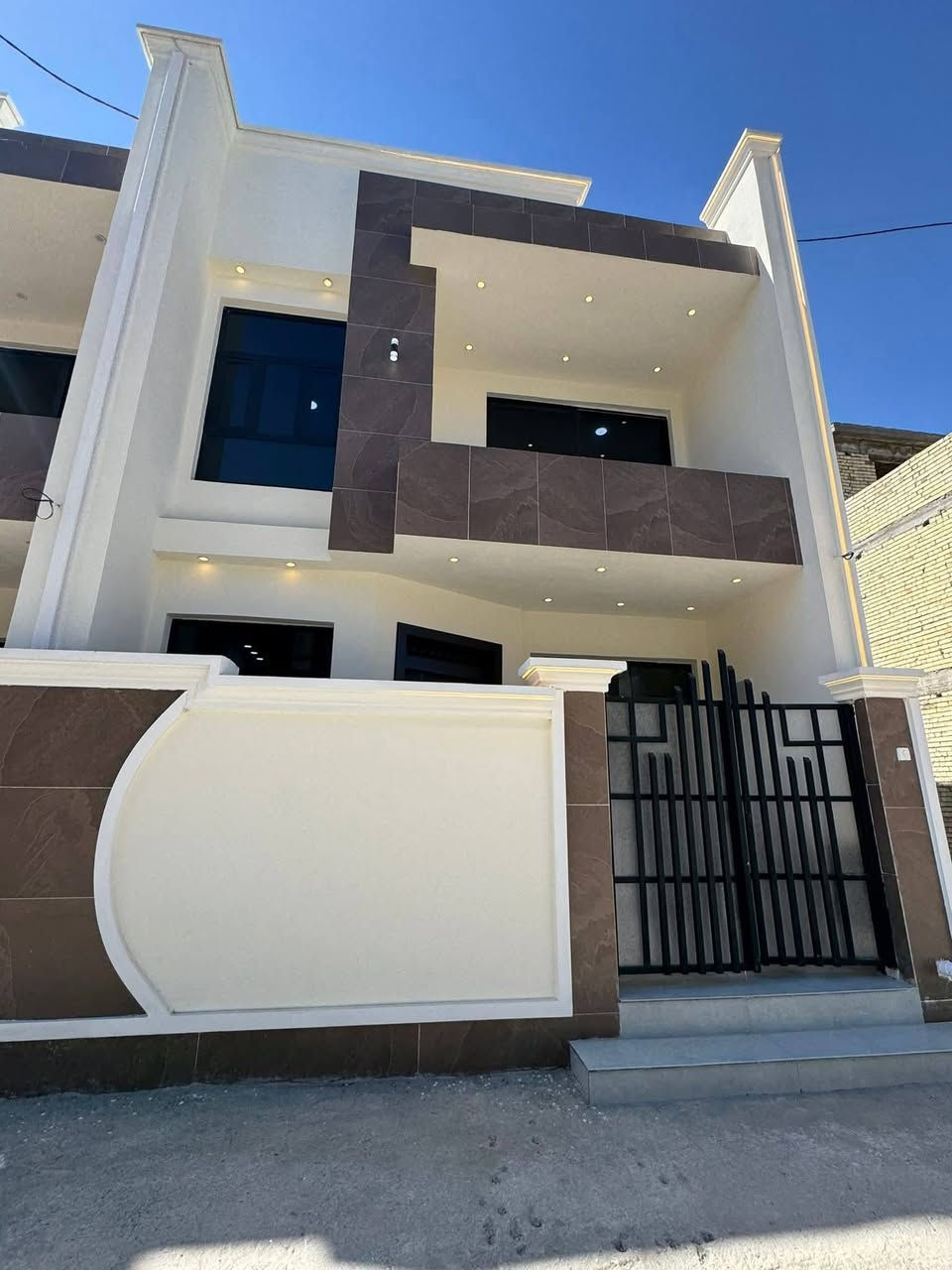 بسم الله ماشاءالله
🏠#دار_للبيع   100متر واجهيه 6،25متر نزال 16متر
  طابقين   بناء حديث وتصميم متكامل ✨️

يحتوي البيت. ع[3غرف نوم -استقبال -صحيات عدد 2- صالة- ومطبخ] البيت شغل درجة اولى 
مع الخدمات[ماي-كهرباء-تبليط]✨️

🔴ملاحضه البيت جاهز للسكن 🔑

⬅️نوع العقار  طابو زراعي سند 25 اقرار محكمه 

⬅️العنوان #بغداد_الدوره_البوعيثه   
       مجمع الحليم 
🔴للاستفسار  خاص او الاتصال ع  الرقم 
☎️***********
☎️***********
