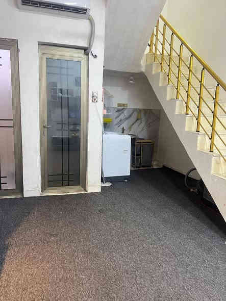 دار للبيع طابقين مساحه 100 متر سعر 75 مليون وبي مجال شط العرب باب الهوى شارع 25 للاستفسار اتصال او واتساب ***********
