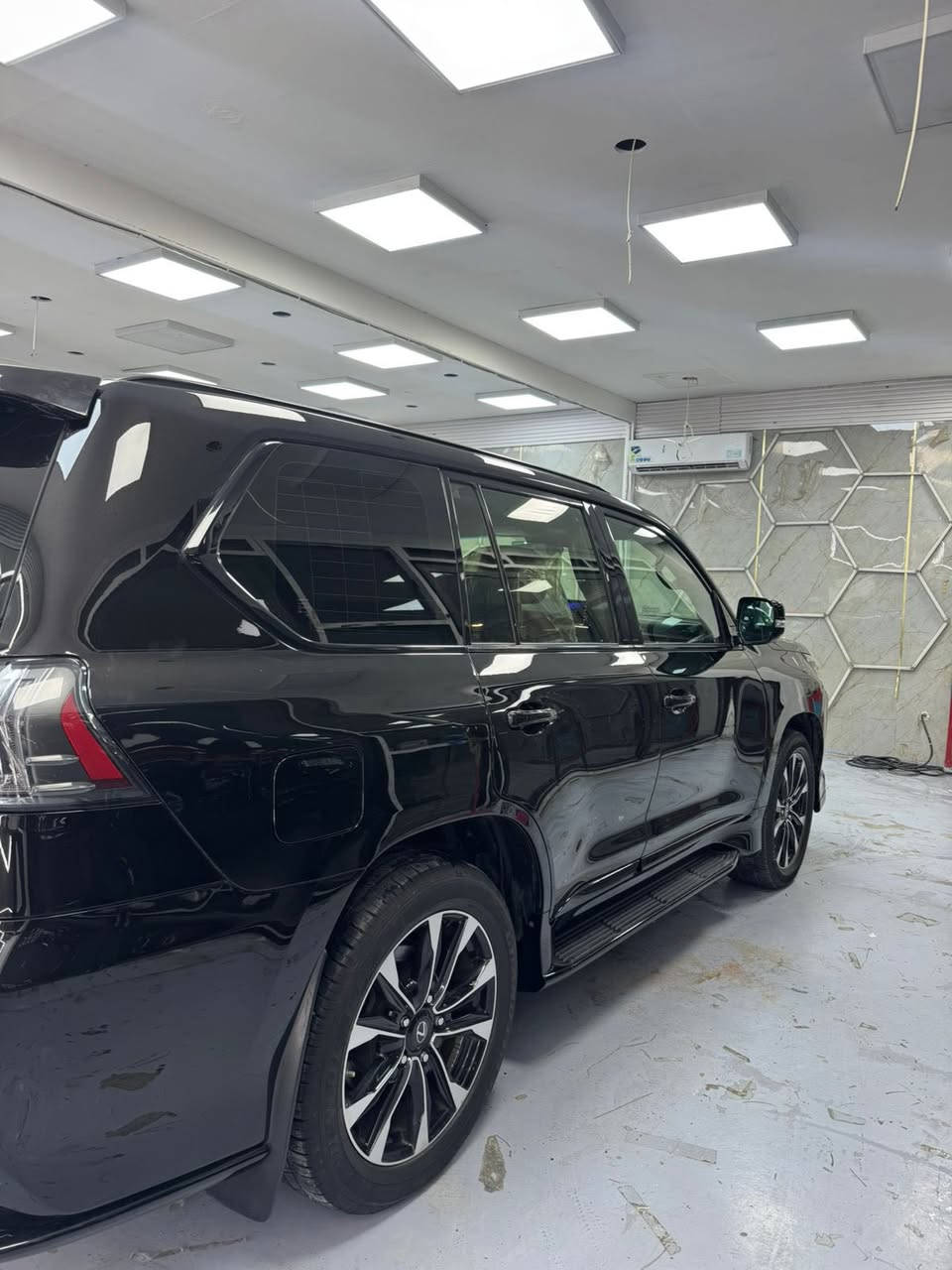 السلام عليكم للبيع لكزس كورو بلاك ادشن اصل داخل احمر بيبان شفط مكفوله كفاله عامه عدا رصعه بالصندوك سحبتها مغلفه ppf جديد ضمانه 10 سنوات ماشيه 60 الف كيلو للاستفسار 
***********
***********
