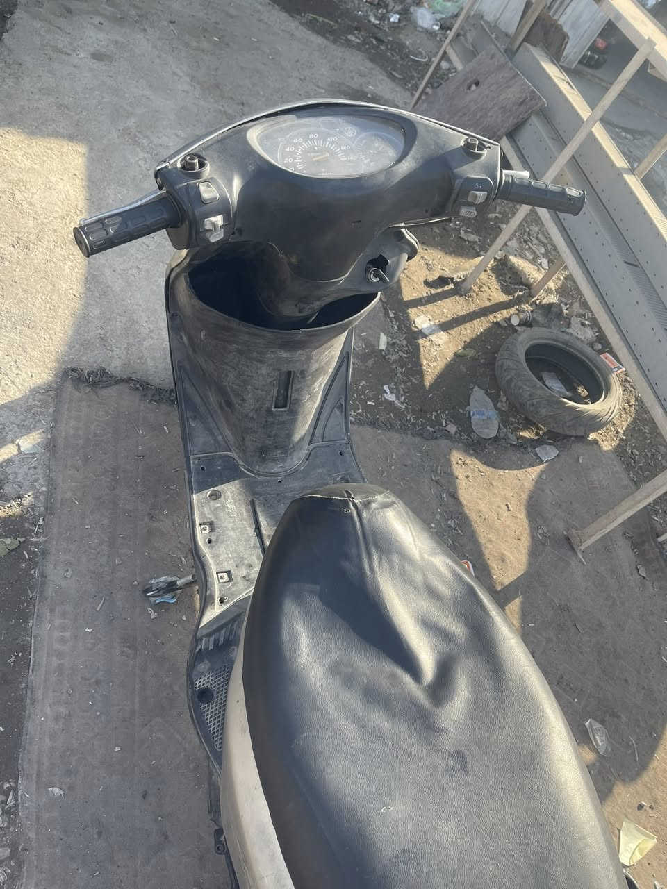 بريز للبيع دراجه بلاد
بيها نواقص ترتيب كتف اشاير 
وصندوق مكسور ودبل امامي واكف 
سلف هندر شغاله 
مكينه مكفوله 
شلعه ومعدل 
هورن لايت كله شغال 
سعرها 375 
مكان بلديات 
***********
