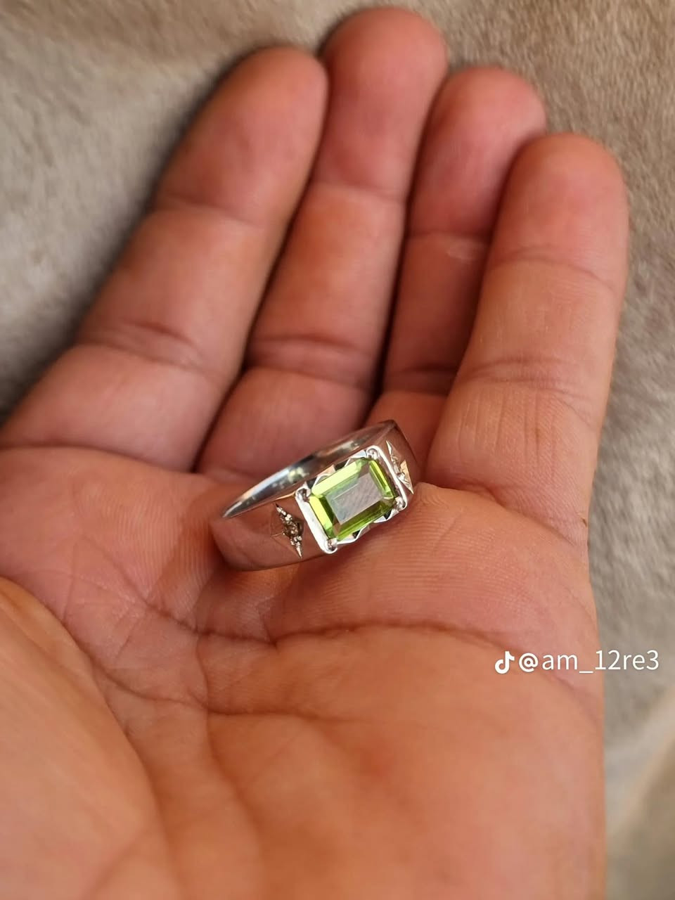 مطعم بألماس طبيعي 

صياغه يدويه 

فضه 925

قياس الخاتم خنصر تقريبا 22

سعر 100 الف قفل 

بغداد /جميله شارع خير الله
***********
