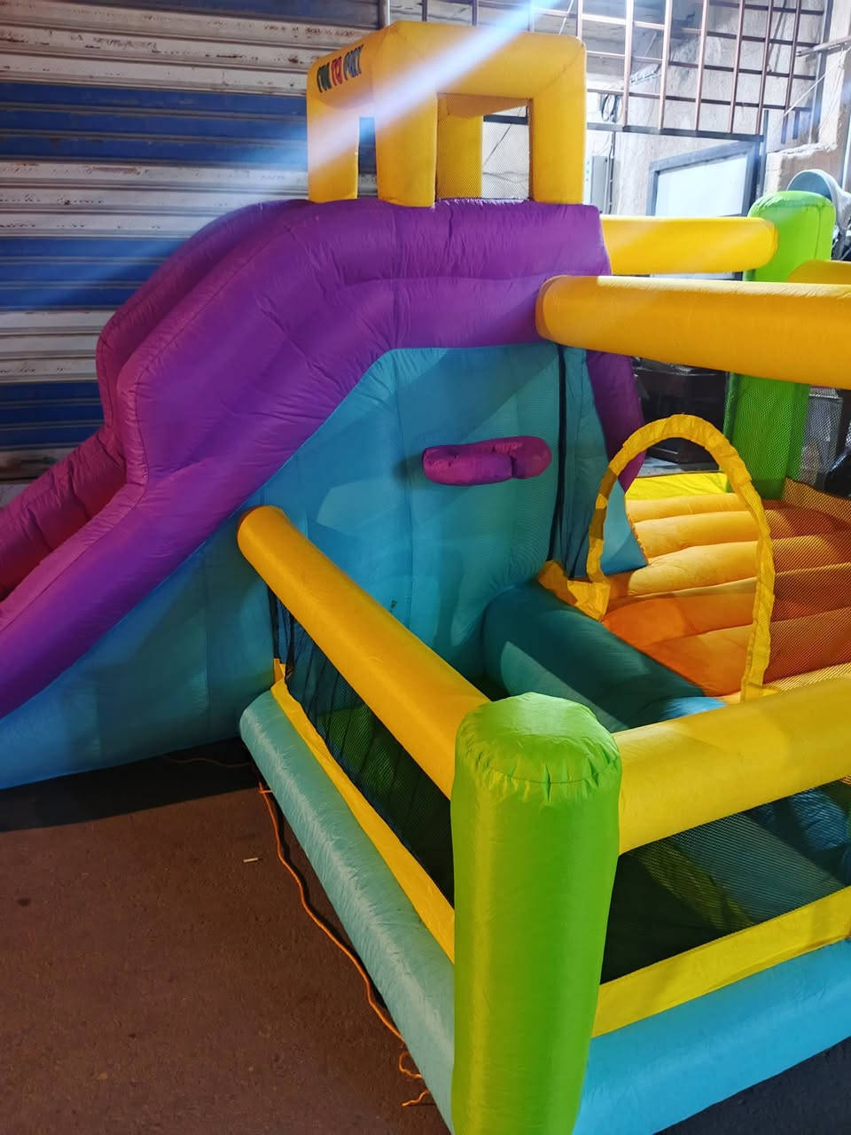 هذا المنتج عبارة عن قلعة نطاطة قابلة للنفخ للأطفال مع زحليقة مدمجة للاستخدام الخارجي. 
نوع المنتج: قلعة نطاطة مع زحليقة ومساحة للعب.
المميزات: تحتوي على نوافذ شبكية كبيرة للسلامة وتهوية جيدة.
الاستخدام: مناسبة للحدائق والمساحات الخارجية لتوفير الترفيه للأطفال.
الإعداد: سهلة وسريعة النفخ، وتأتي مع تعليمات التركيب.


**إذا كنت صاحب هذا الإعلان وتريد حذفه لأي سبب، رجاءا أرسل رسالة إلى الدعم الفني**