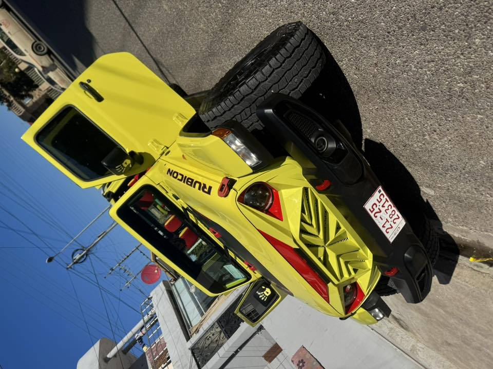 السلام عليكم اخوان
من رخصة أعضاء الكروب المحترمين 
جيب كلاديتر ٢٠٢٣ 
لون مميز فسفوري
سياره حلوه وجديده جاهزه من كلشي 
محرك ٦ سلندر فور ويل أربع جامات كهربائي 
بصمه تشغيل عن بعد قطعتين تبريد 
اوتو سطوب مانع انزلاق وبعد بيها هاويه موصفات
الحادث مالتها جاملغ واحد مبدل 
بدون دواخل بدون إرباك كلها بشرط
لاستفسار ***********
***********
