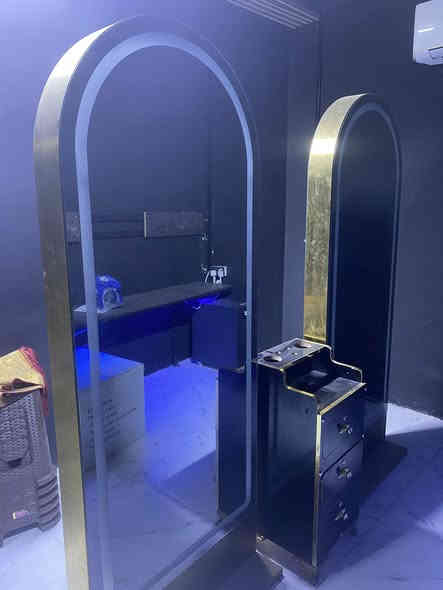 #للبيع #حلاقة

🪞مراية حلاقة عدد 2 تركية وسطيه وجهين يعني ذني المرايتين يصير عليها 4 كراسي حلاقة 
حديد ثقيل طلاء ذهبي ثابت واللد مالتهن لمس والكل شغال 

ملاحظة: وحده من المرايات بيها فطر كلش بسيط وما مأثر عليها 

مكاني بغداد /مجمع بسماية 
التواصل على الواتساب للرقم 👇
***********
