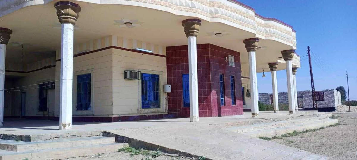 بيت قرب مطار الانبار مساحته اكثر من ٣٠٠ متر مربع مشيد على ارض مساحتها ١١٠٠ متر مع قطعتين بمساحة ٤٠٠ م للقطعة الواحدة معروض للبيع  بسعر مناسب جدا
