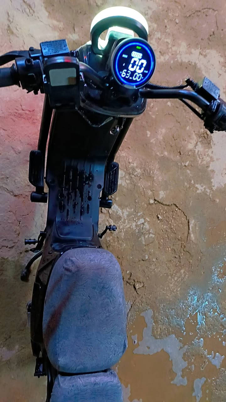 دراجة شحن (SPORT GTI) نظيفة ومعدلة وجاهزة للشارع! 🏍️✨
ا
"إذا تدور راحة بال وسياقة مريحة واقتصادية، هاي الدراجة تفوتك! نظافة وترتيب وعينك ميزانك."
​📊 المواصفات:
​السرعة: 65 كم/ساعة (سرعة حقيقية ومكفولة) ⚡
​الجير: 4 نمرات (تحكم كامل بالسرعة حسب رغبتك) ⚙️
​البطارية: مبدل بطارية واحدة جديدة 🔋
​الإضافات: شاشة ديجيتال زرقاء واضحة، لايت أمامي LED دائري مميز، كشنات مريحة ومغلفة، ورقم كربلاء مميز 1 🔴
​💰 السعر:
​500,000 دينار عراقي
​ملاحظة: وبيها مجال للشراي الطيب، والما عنده خيرات وما يتمكن، ننزل له هواي وما نقصر وياكم إن شاء الله. 🤝
​للتواصل والاستفسار: [***********]
​تكدر تنسخ هذا النص وتنشره مباشرة بجروبات البيع أو على حسابك. بالتوفيق ببيعتها!
