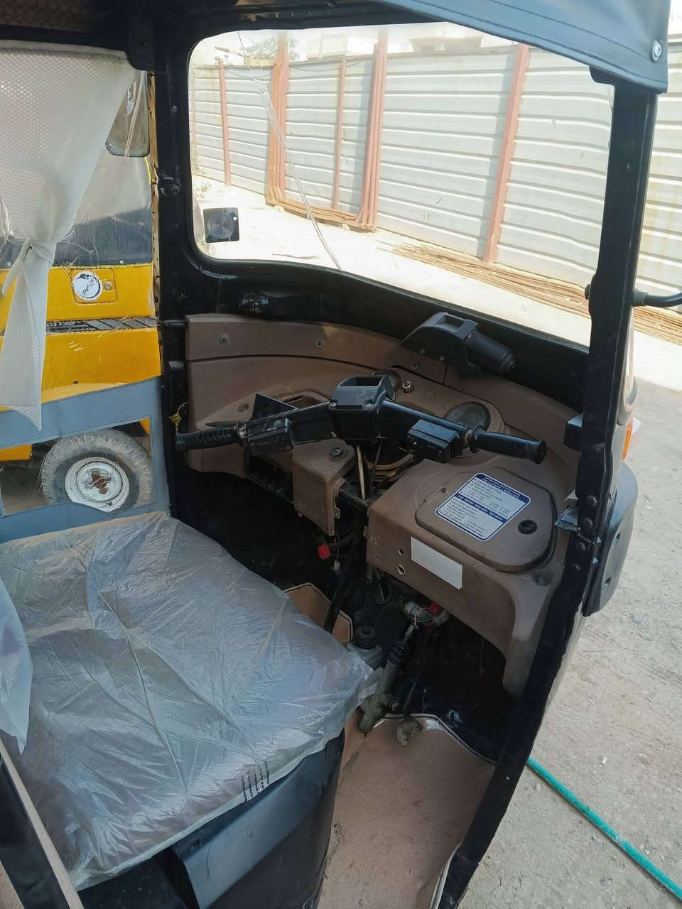 السلام عليكم تكتك موديل 16 مرقم انكليزي نضيفه كلش تخم تاير جدد ودوشمه محرك عشرين بيها خير من الله رايدها 300و4بيها مجال بصيط العنوان بغداد ***********
