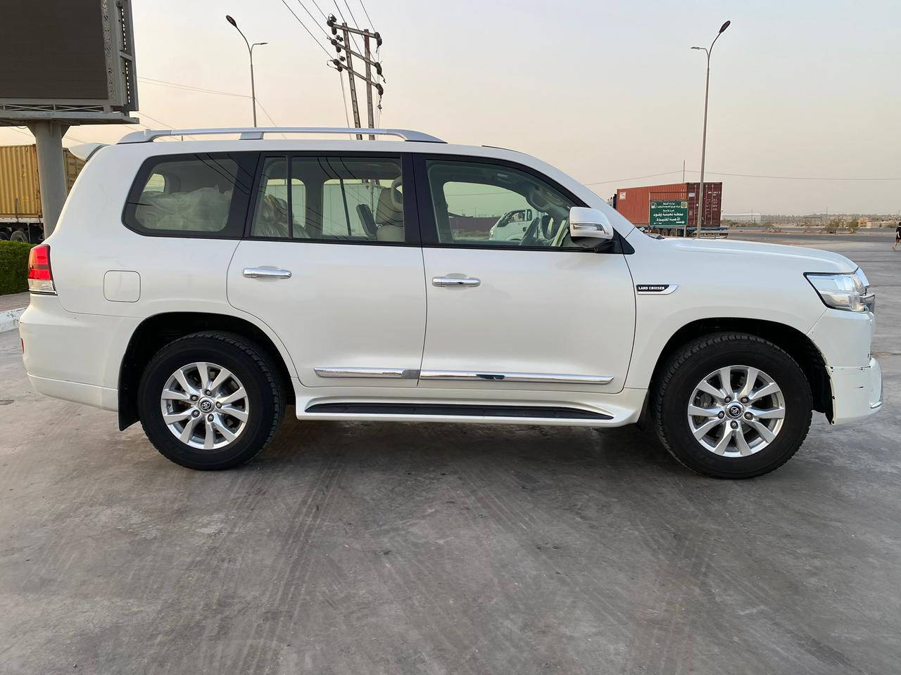 السلام عليكم لاندكروزر 2018 فطيم ماشية 100 الف قابلة للزيادة 8ايرباك كشنات كهرباء محرك 6سلندر رقم سليمانية تخم تاير مابيها اي نقص  مكفولة عدا بارد موضح بالسونار السعر 495بيها مجال بسيط للاتصال ***********
