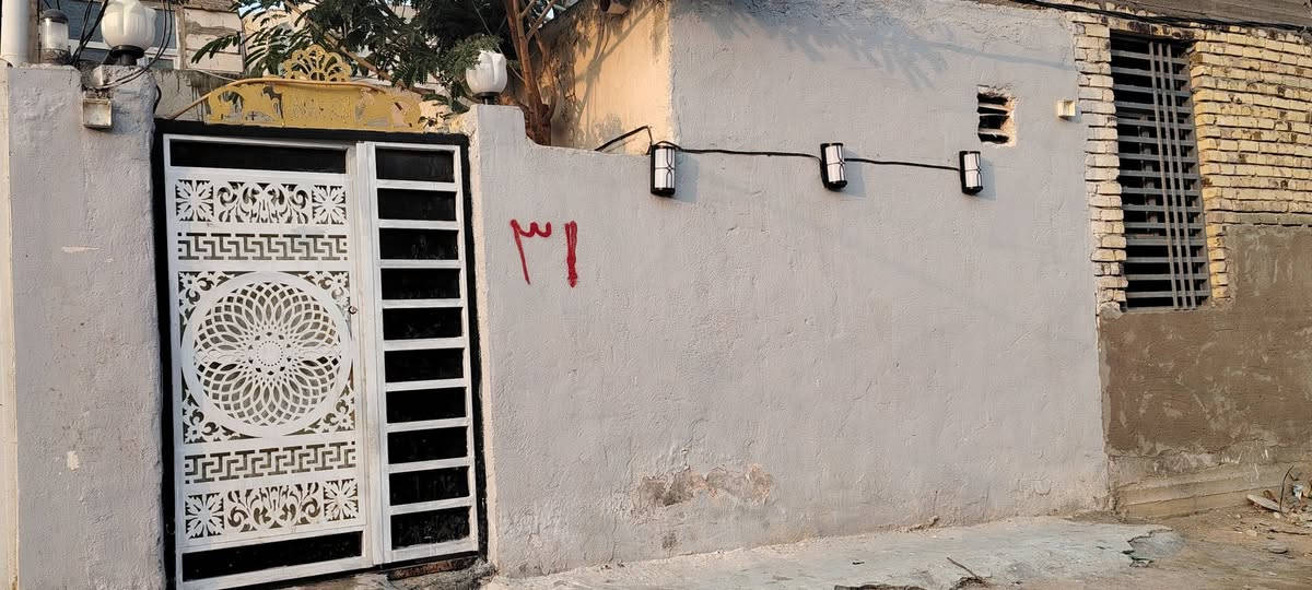 سلام عليكم اعيد النشر بسباب الوعود الكذابه بيع مستعجل بيت للبيع ١٠٠ متر شارع مطحنه نهايته عل ايدك اليمنه يحتوي البيت على غرفه وصاله جبيره واستقبال البيت بنا بلوك تجيعب صب بيت مرتب وحلو مطابخ عداد ٢ داخلي و خارجي مكشوفه حمام طارمت البيت صطح العكاده الغرفه وصاله والمطبخ والحمام طابوك الصاله جدار سيراميك الغرفه كاعيه بورسلين الا استقبال مالته  عكاده مالته فرمستون هوه والمطبخ الخارجي زينه البيت قريب عل شارع يعني كلشي متوفر يمه بيت مرتب وحلو سند ٢٥ زراعي  قرار محكمه بي البيت مشمول بل تتطويب رقم دار ٣١ الشارع مالته معرف نفس رقم الدار هم ٣١ جيران ذهب الشارع مالته هدوء كلش البيت موقعه كلش حلو وشارعه هم حلو الحي مالته اسمه حي اليرموك هاي تفاصيل  مو شراي لا تخابرني رجان سعر البيت ٢٥ وبي مجال قليل للاستفسار الخاص مفتوح تريد تنتصل عل رقم بي ويتساب ***********
