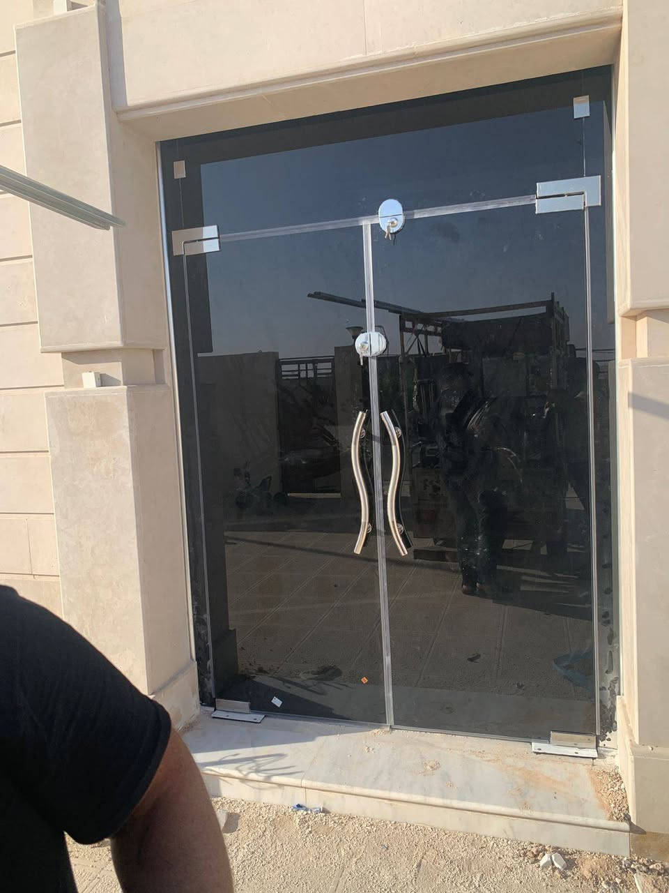 السلام عليكم
نقدم لكم اعمالنا 

: عمل واجهات زجاج 10 ملم ( جام خانه ) للمحلات والمطاعم والبنايات 

: عمل قواطع جام داخليه وشاورات وقواطع زجاج مرمل ضبابي مسكرت

: عمل فاترينات زجاج وام دي اف سي ان سي

: عمل كافة الأبواب الكهربائيه الزجاجيه والألمنيوم 

:عمل واجهات ألمنيوم G60 مفصلي وأبواب سوينك بماطور الماني أو ايطالي بضمان ١٠ سنوات بأسعار تنافسيه

: عمل أبواب ستلستيل كهربائيه للمستشفيات(مداخل العمليات)

: عمل كافة المحجرات الألمنيوم والستلستيل والزجاج المقسى 

اسعارنه تنافسيه وجوه السوك 
اتصلو وتدللون 

***********. 
كل الشغل بضمان يبدي من سنتين إلى ١٠ سنوات
