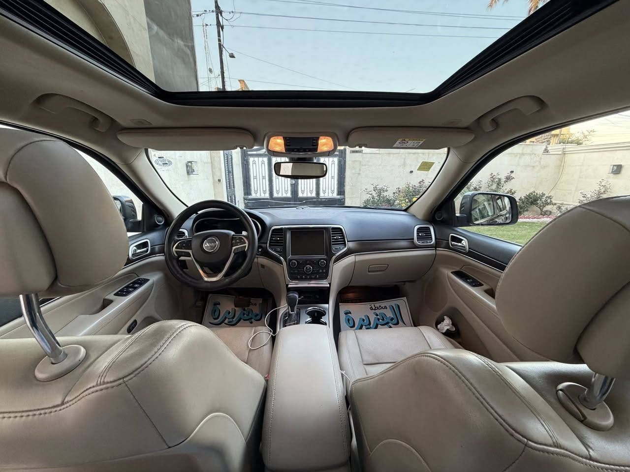 السلام@ عليكم جيب جراند شيروكي لمتد فول مواصفات ماشية 98 الف ميل موديل 2017 خليجي سعرها 26.000$ وبيها مجال بسيط للتواصل ***********
