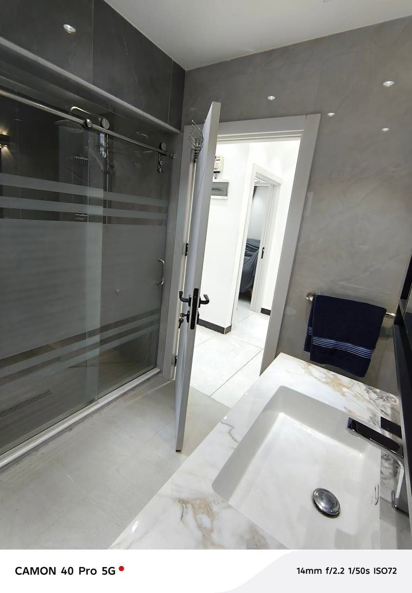 مكتب_ارض_السيدية_العقاري

🏡 للبيع – شقة سكنية مرممة درجة اولى غير مسكونة مع اثاث جديد كوالتي جداً عالي غير مستخدم نهائيا مجهزة بالكامل

📍 الموقع: السيدية – شقق مجمع 5 مجاور دائرة الكهرباء

📐 المساحة:102م

✨ تفاصيل العقار:

🔹 طابق ثاني:
محتويات الشقة
 •غرفة نوم عدد ٢ مؤثث كامل
 •صالة
 •مطبخ
 •خدمات
 •بلكونة
 •
 •
 • 

السعر // 190   مليون قابل للتفاوض 

💼 إذا كنت تبحث عن فرص استثمارية مميزة في منطقة السيدية، لا تتردد بالتواصل معنا في مكتب ارض السيدية
هـ📞
***********
 
***********
عنوان المكتب شارع الأمن او (( المنظمة)) مجاور مدرسة اسكندرونة
