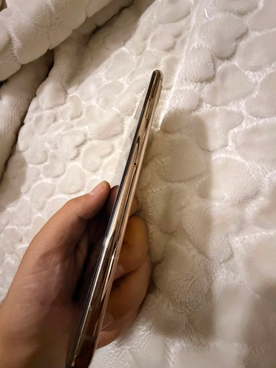ايفون XS Max  للبيع
ذاكره 64
مستبدل بطاريه فقط الباقي مكفول 
 السعر 200 الف
***********
