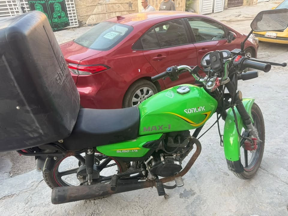 السلام عليكم دراجه سونيك ماكس  للبيع الدراجه نظيفه ومابيها اي عطل وغراضها كلها جديده ما بيها اي نقص وياها صندوق ودرع مثل ما موضح بل صور سعرها 650  مكاني الشعب قرب بانزينخانه عدن 
الرقم : ***********
